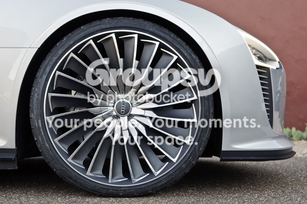 37-2014-audi-e-tron-spyder-qs.jpg